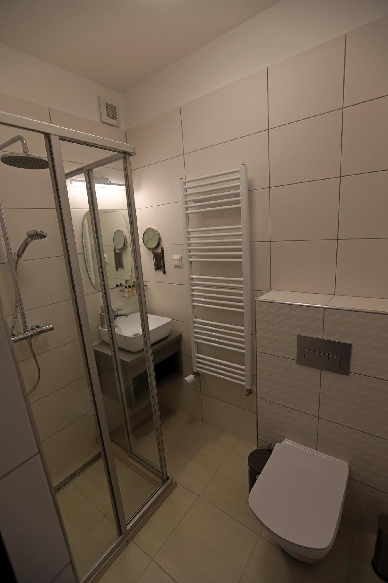 Natali Apartmanhaz Eger Luaran gambar