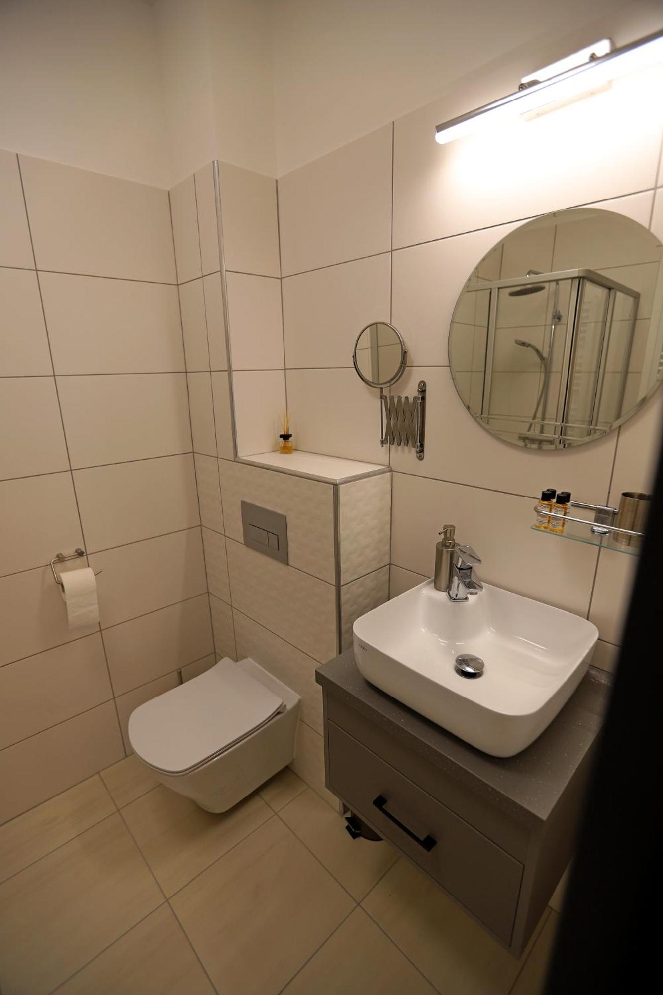 Natali Apartmanhaz Eger Luaran gambar
