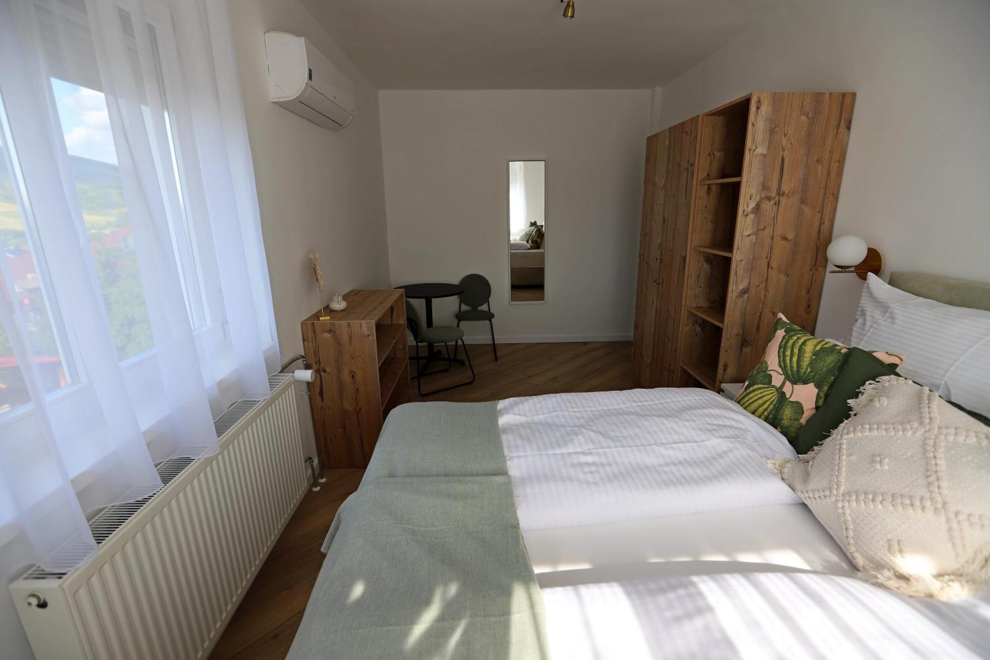 Natali Apartmanhaz Eger Luaran gambar